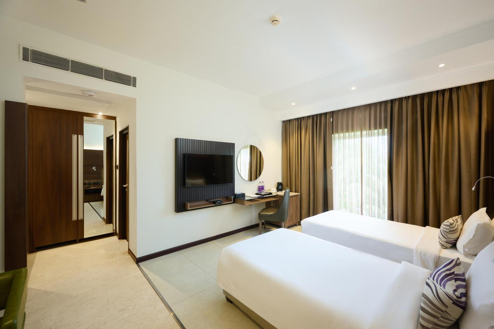 Flora Airport Hotel And Convention Centre Kochi Nedumbassery Extérieur photo